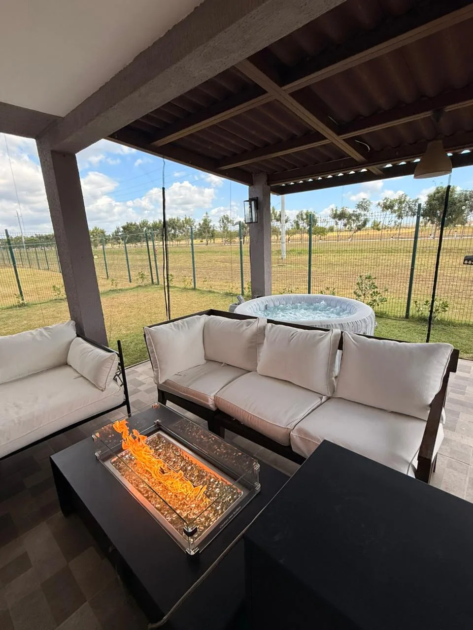 Patio exterior con sofás para relajarse en Sagrada Brisa