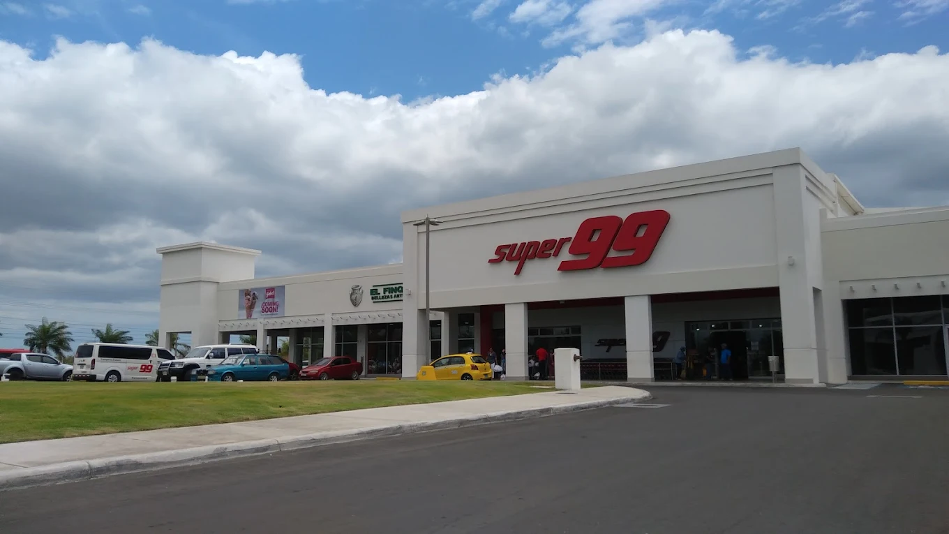 Supermercado Super 99 cerca de Playa Blanca, Río Hato, Panamá